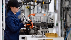 Travailleur usine auto